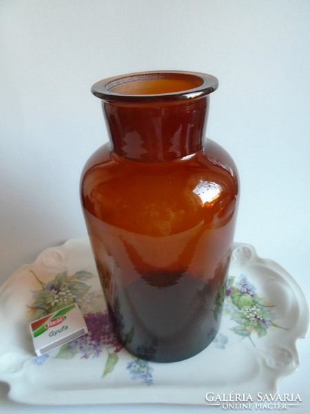 Large brown apothecary bottle 24.7 cm high.