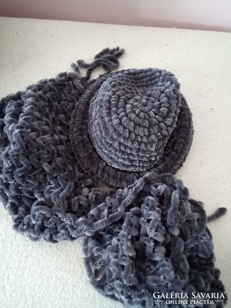 Women's winter hat and scarf