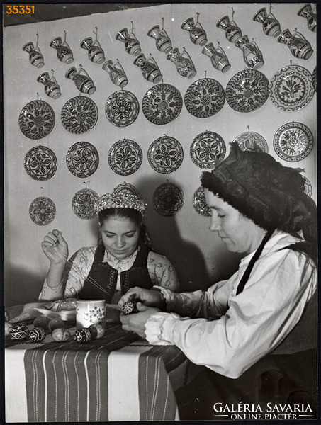 Nagyobb méret, Szendrő István fotóművészeti alkotása. Készülődés húsvétra, hímestojás festés, 1930