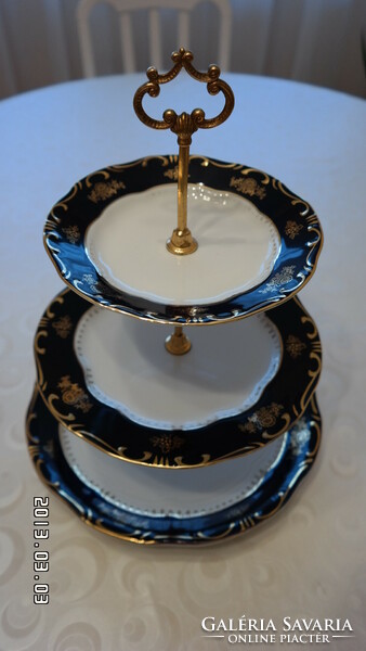 Zsolna pompadour-patterned cake stand decorated with gold, center of the table.
