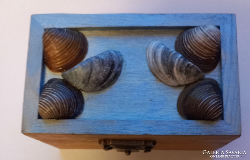 Small box decorated with shells (1)