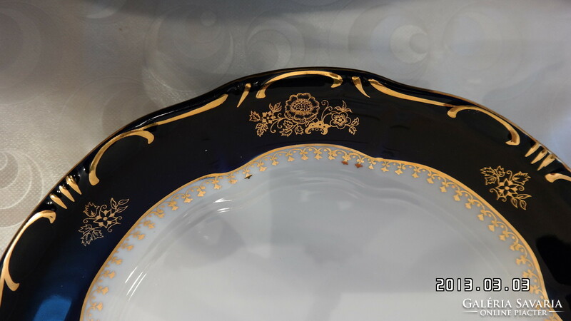Zsolnai pompadur mintás arannyal díszített emeletes süteményes kínáló, asztalközép.