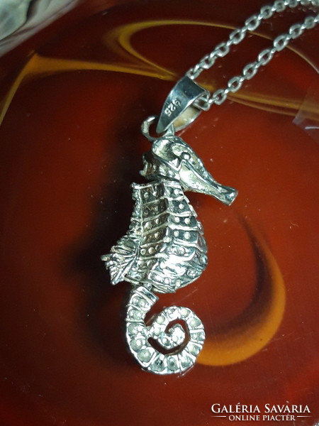 Tengeri csikó ezüst medál, szabadon forgó részekkel, 40 cm hosszú ezüst láncon