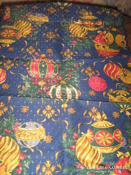 Cute Vintage Christmas Ornamental Slinged Edge Table Runner