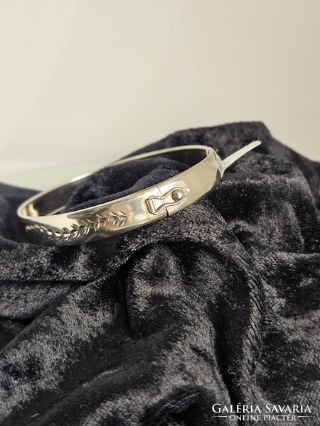 Elegant silver bracelet with an engraved pattern
