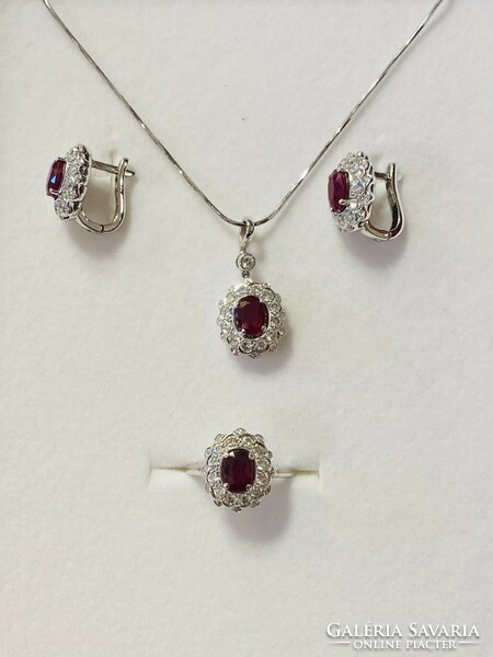 18 carat white gold set, with real ruby and brilliant, ring, earrings and pendant!