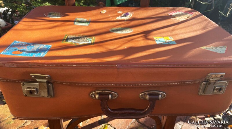 Régi fém csatos, barna, műanyag szegélyes magyar gyártói jelzésű bőrönd, retro koffer