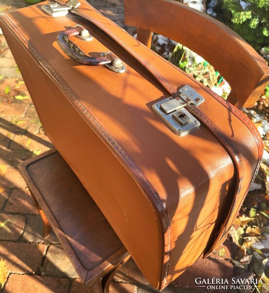 Régi fém csatos, barna, műanyag szegélyes magyar gyártói jelzésű bőrönd, retro koffer