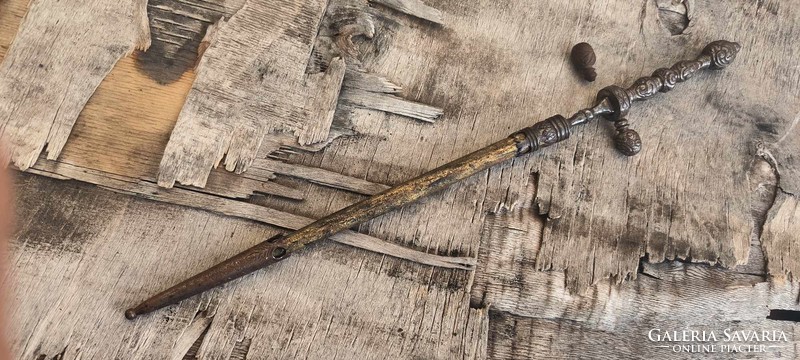 A medieval stabbing dagger or a Victorian piece?