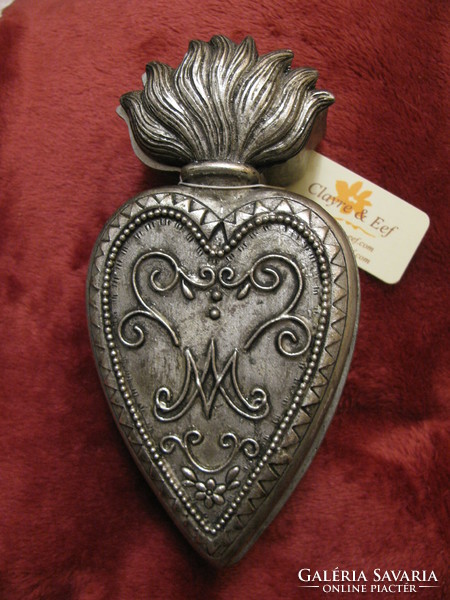 Heart-shaped jewelry holder with rustic decoration