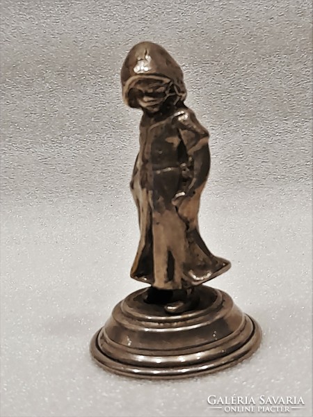 Bájos antik fém kislány szobor