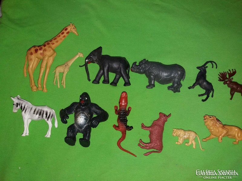 Retro quality traffic goods African animal world toy figures in a package of 12 in one according to the pictures