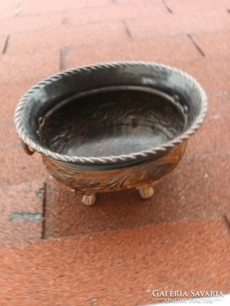 Bronze pot with antique legs