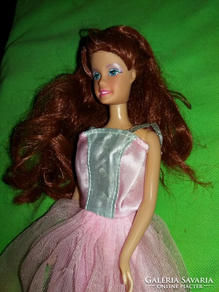Gyönyörű vörös hajzuhatagos MINŐSÉGI DFA Barbie baba magyar készítői ruciban képek szerint BN 85