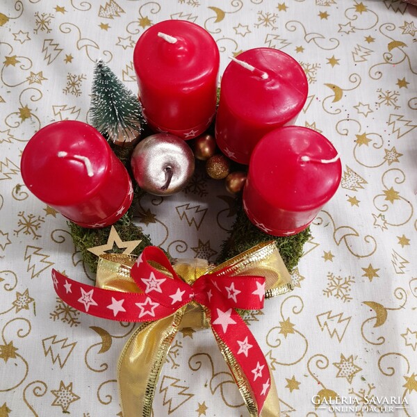 Mini Advent wreath with golden apples and red candles