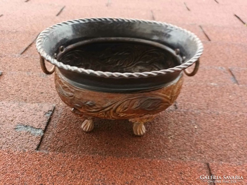 Bronze pot with antique legs