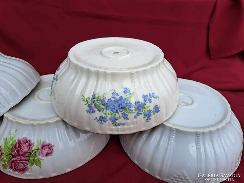 At the same time, 4 beautiful Zsolnay white porcelain bowls, stewed soup bowls, pink forget-me-nots