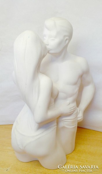 Kiss. The sculptor-ceramic work of Árpád Világhy is a porcelain sculpture without white glaze