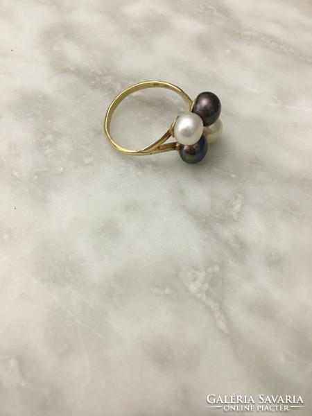 A special two-tone gold ring with pearls