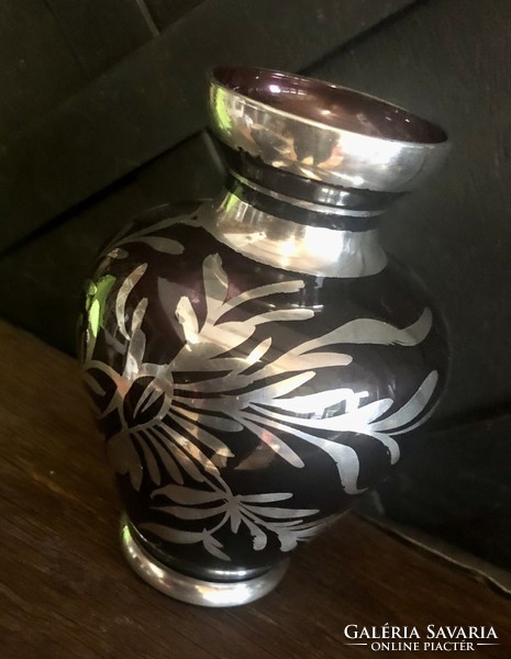 Ezüst díszítésű bordó különleges váza