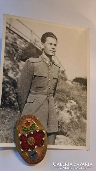 Élenjáró katona ,fényképpel. kitüntetés