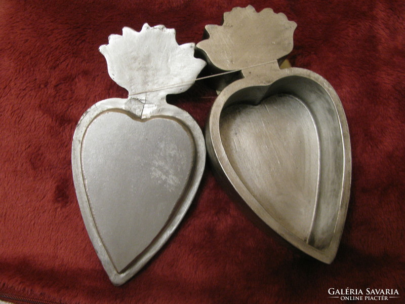 Heart-shaped jewelry holder with rustic decoration