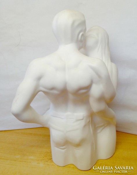 Csók. Világhy Árpád szobrász-keramikus alkotása fehér máz nélküli porcelán szobor