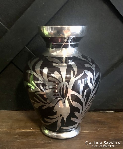 Ezüst díszítésű bordó különleges váza