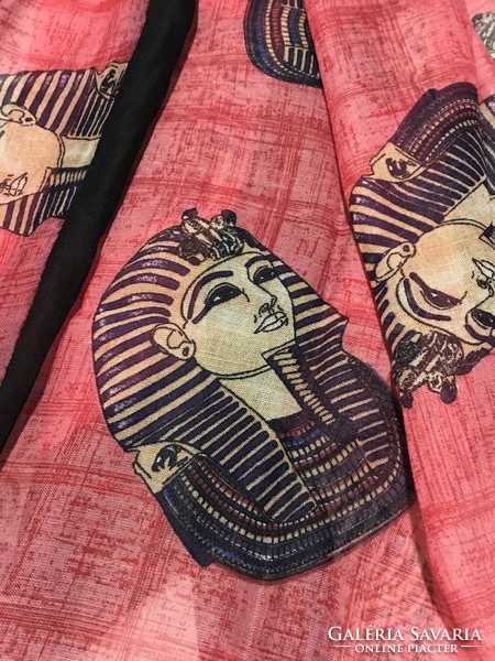 Egyptian scarf with Tutankhamun head decoration, 150 x 110 cm