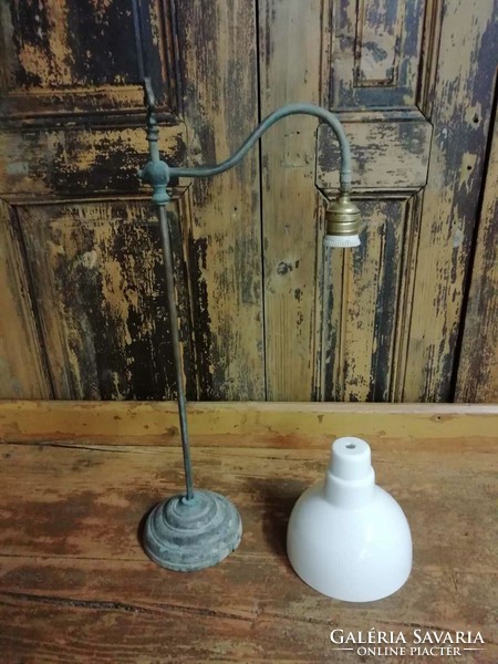 Library copper or bronze reading lamp from the beginning of the 20th century, with milk glass shade, adjustable height