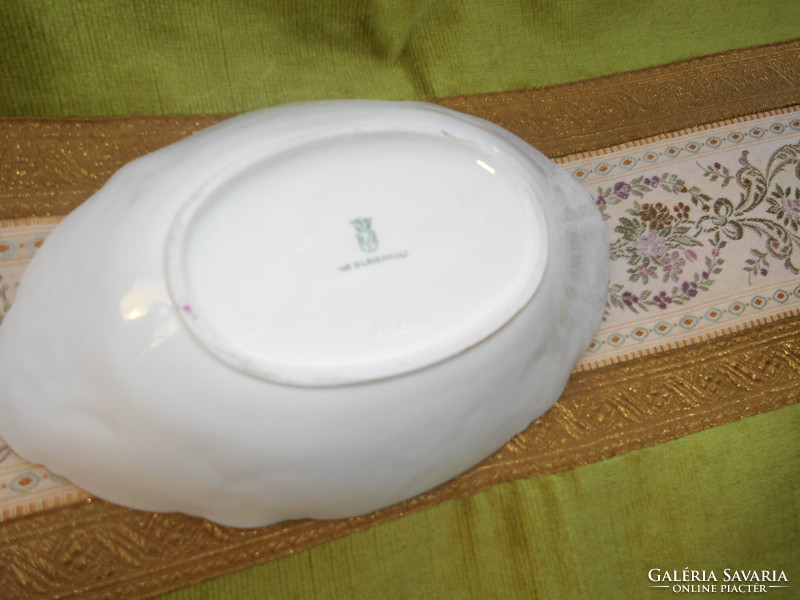 Serving bowl decorated with convex puttos.