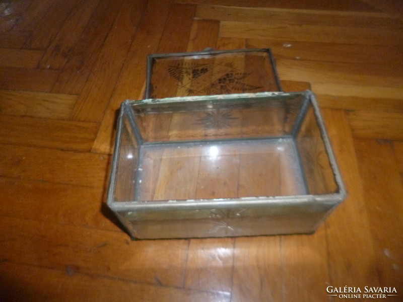 Antik díszes csiszolt üveg doboz