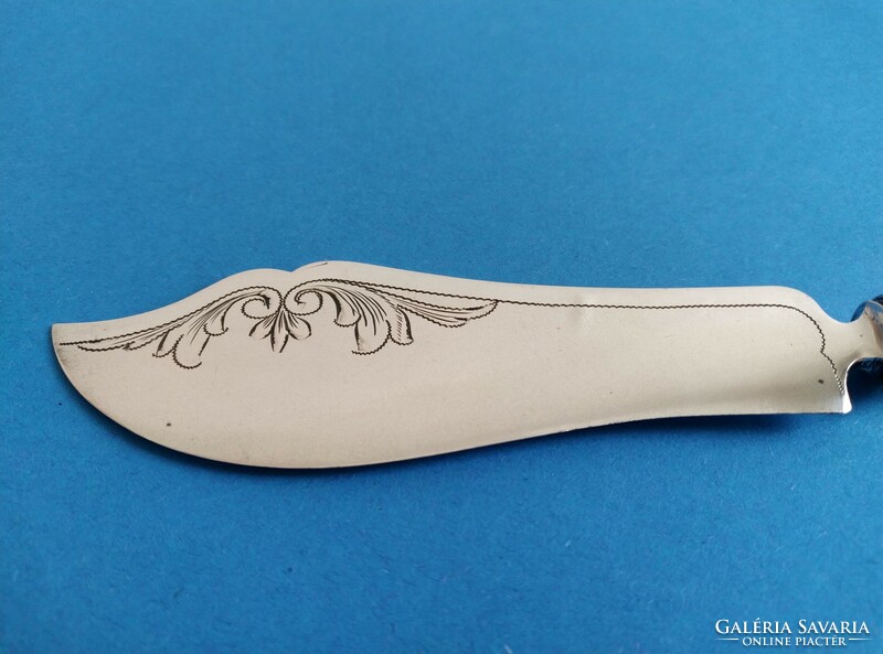 Silver fish serving knife in English style