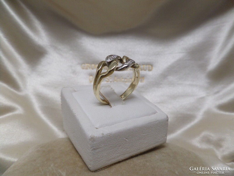 Chain link gold ring with glasses