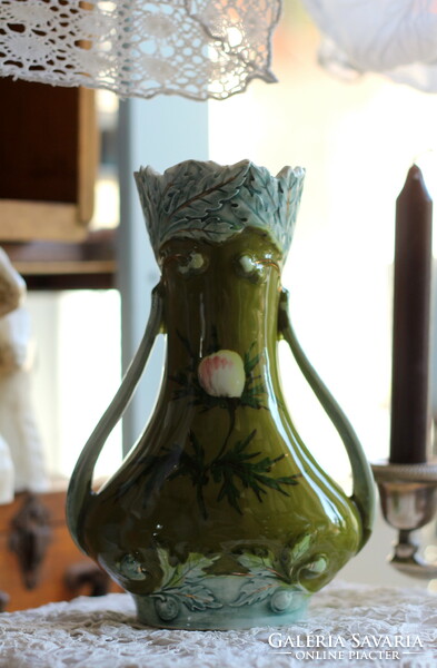 Antik Eichwald majolika váza, kézi festett, pereme sérült