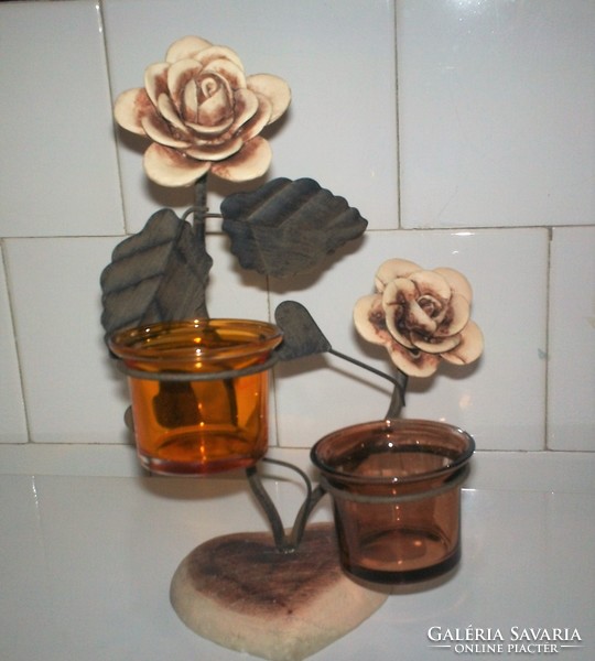 Kovácsoltvas gyertyatartó, mécsestartó kerámia rózsákkal, 2 üveggel M 24 cm