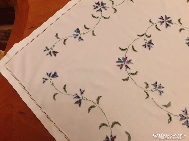 Embroidered, ribbed tablecloth .73 X77 cm