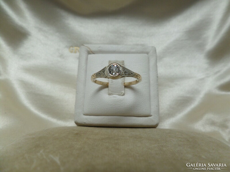 Antique gold engraved buton ring with 0.17 ct brill