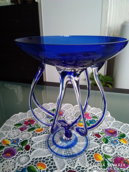 Gyönyörű kék és átlátszó színek játéka, egyedi design tervezésű üveg kínáló!