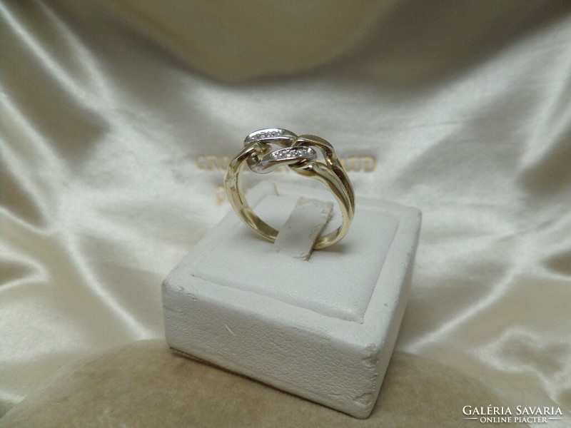 Chain link gold ring with glasses