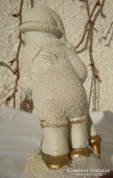Vidám síelő figura téli dekorációhoz
