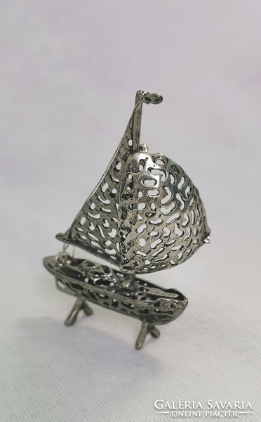 Ezüst miniatűr vitorlás hajó