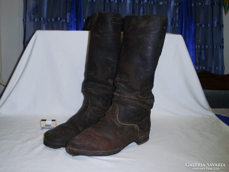 Old folk peasant hard leather men's boots