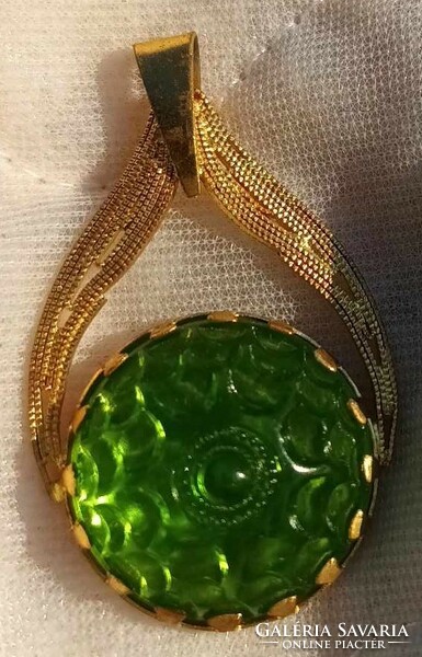 Aranyozott  soliter zöld köves medál