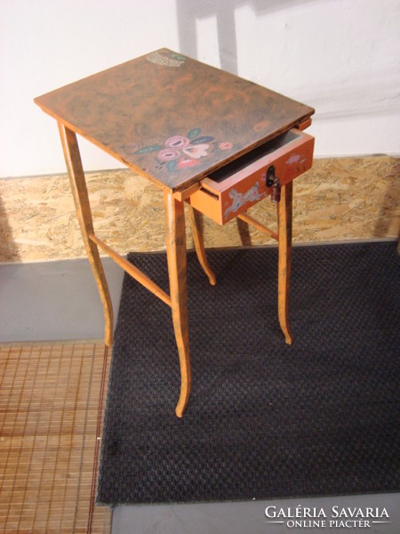 Flower table with shelf