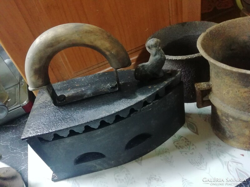 Antique large iron with rooster 22 cm x 25 cm