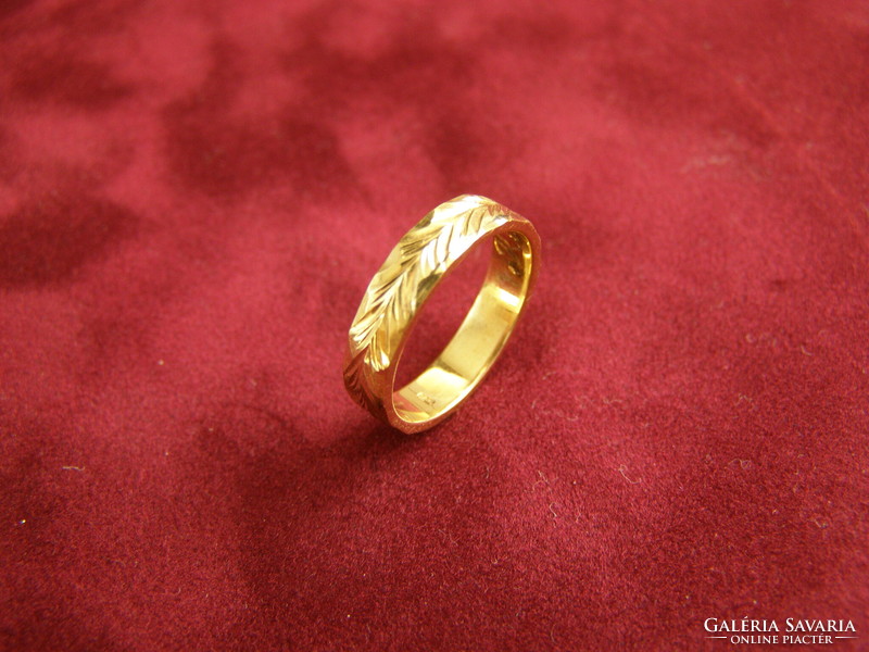 Women's gold wedding ring, a very attractive ring for the little finger