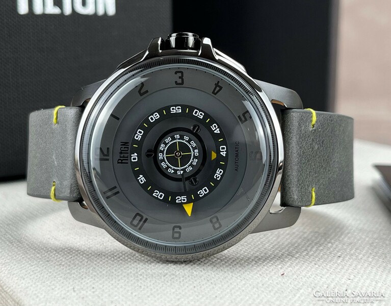 Reign is a special and beautiful automatic watch without hands, with a gift box