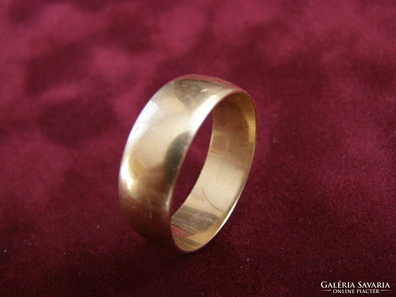 Gold men's wedding ring