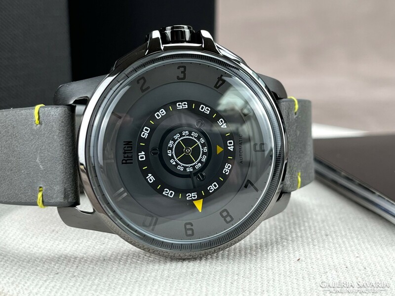 Reign is a special and beautiful automatic watch without hands, with a gift box